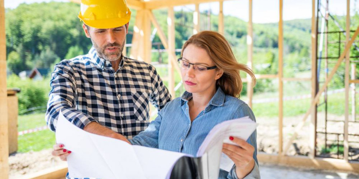 Propriétaire et chef de chantier examinant les plans d'une maison en construction