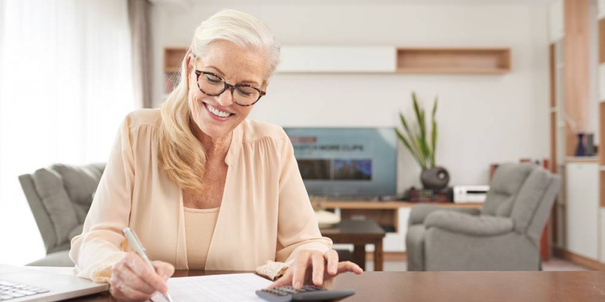Femme calculant son taux d'endettement réduit après un rachat de crédit