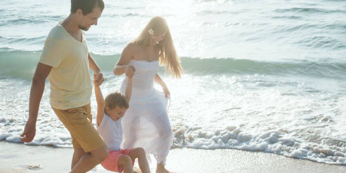 Famille heureuse se promenant au bord de la mer.