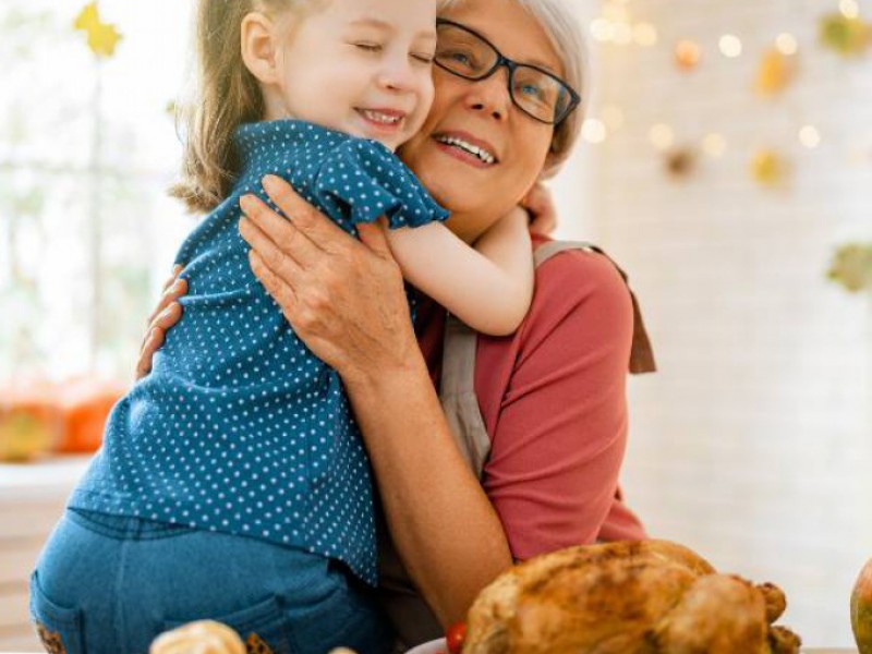 Grand-mère et petite-fille préparant le repas de fête