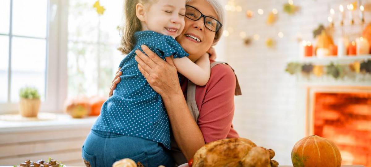 Grand-mère et petite-fille préparant le repas de fête