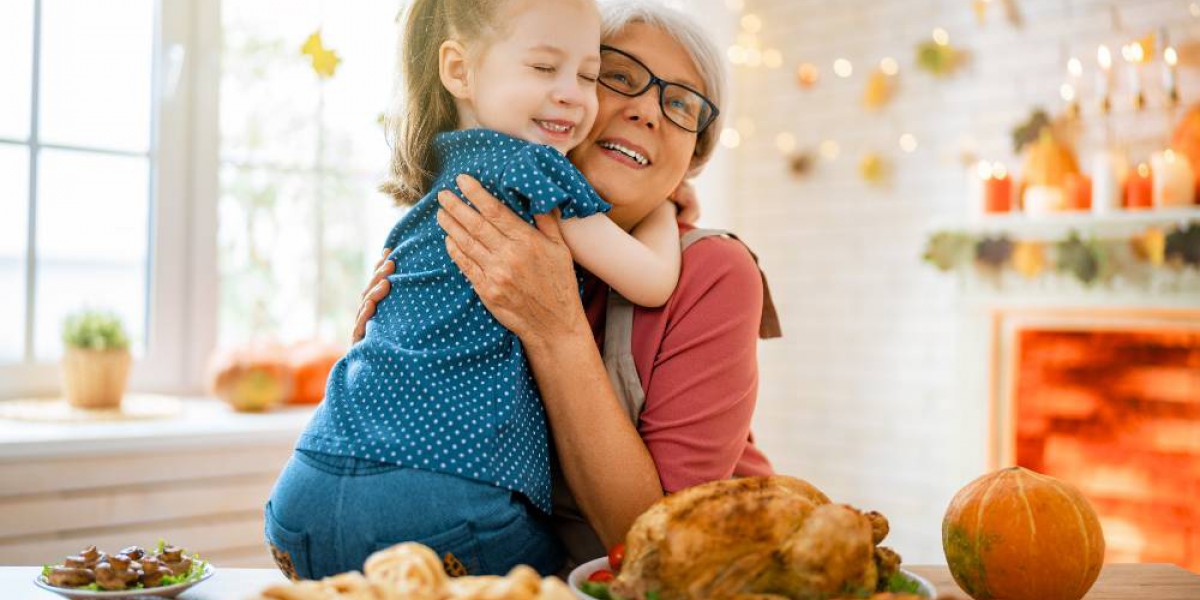 Grand-mère et petite-fille préparant le repas de fête