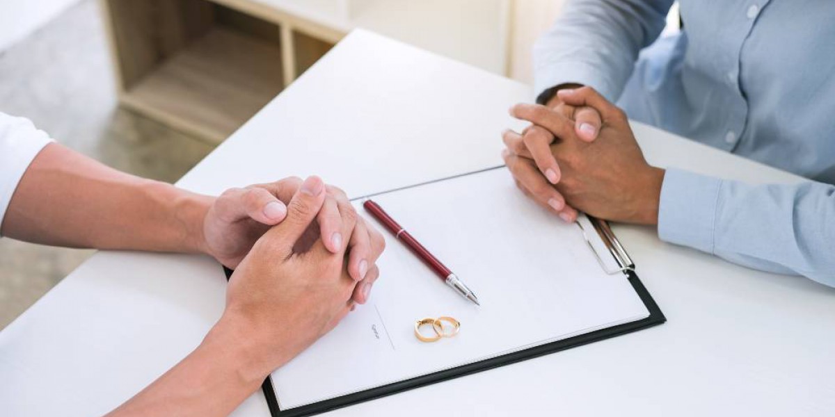 couple qui divorce devant des papiers à signer avec les alliances posées sur les papiers