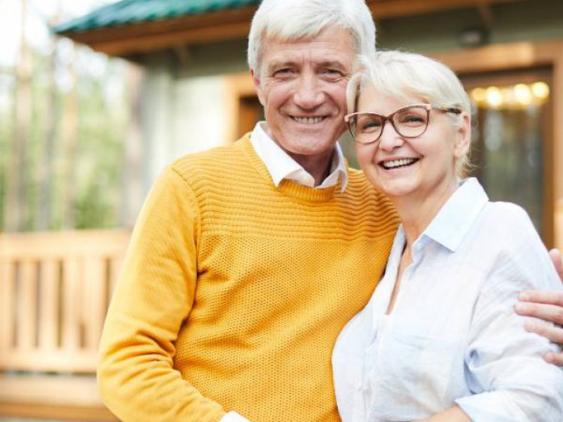 couple senior devant sa nouvelle maison