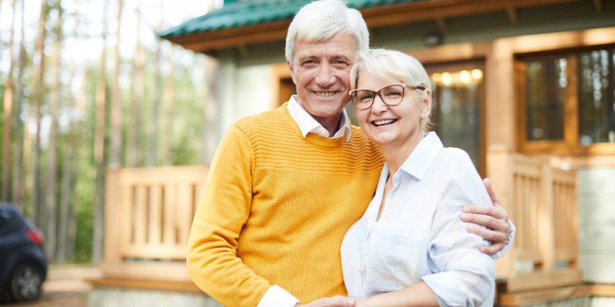 couple senior devant sa nouvelle maison