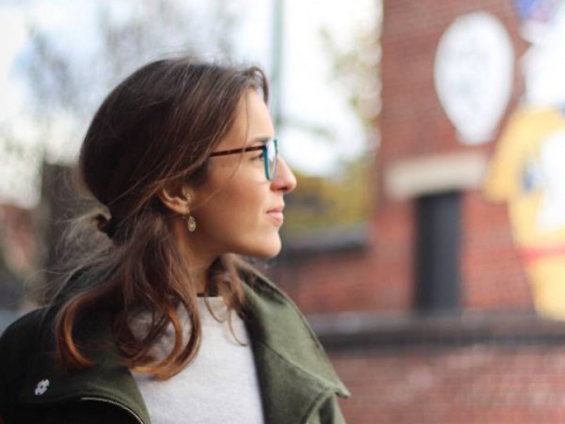 Femme à lunettes regardant un bâtiment en Angleterre