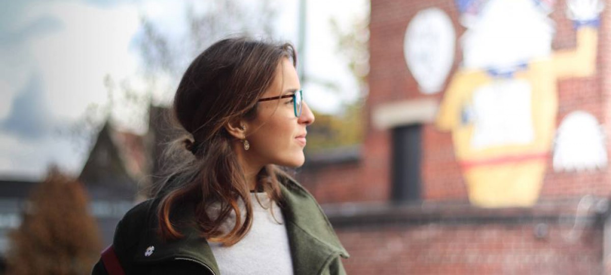 Femme à lunettes regardant un bâtiment en Angleterre