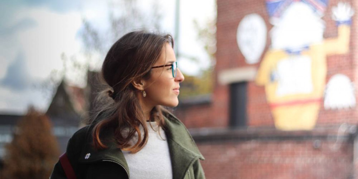 Femme à lunettes regardant un bâtiment en Angleterre