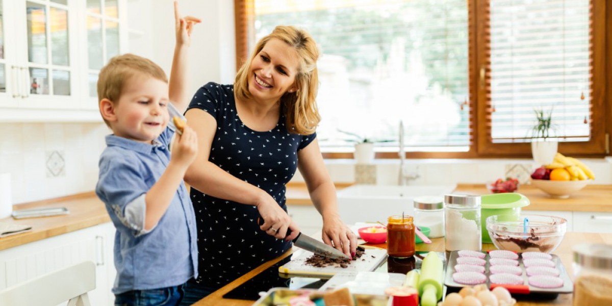 mère et fils en cuisine