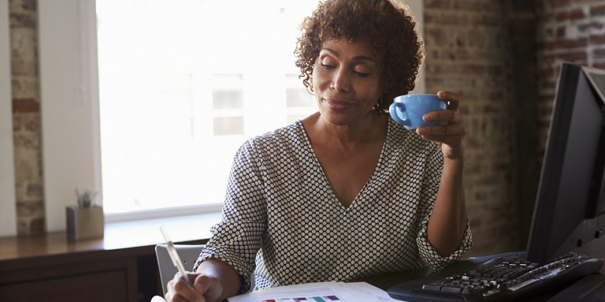 Une dame boit un café en attendant d'avoir une réponse à sa demande de rachat de crédits