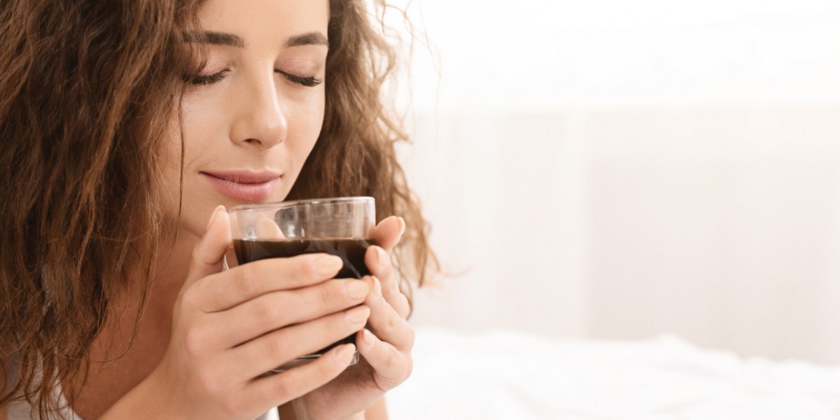 Une dame boit son café en pensant à demander une trésorerie supplémentaire avec son rachat de crédits