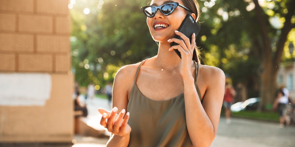 Une dame sourit au téléphone, elle vient de signer un rachat de crédits