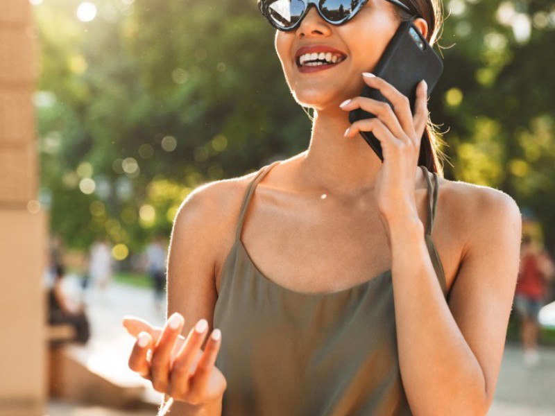 Une femme contracte un rachat de crédits locataire par téléphone