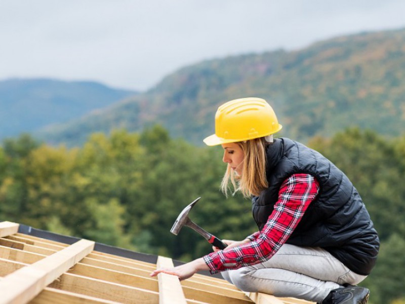 Une femme construit sa maison et devient propriétaire