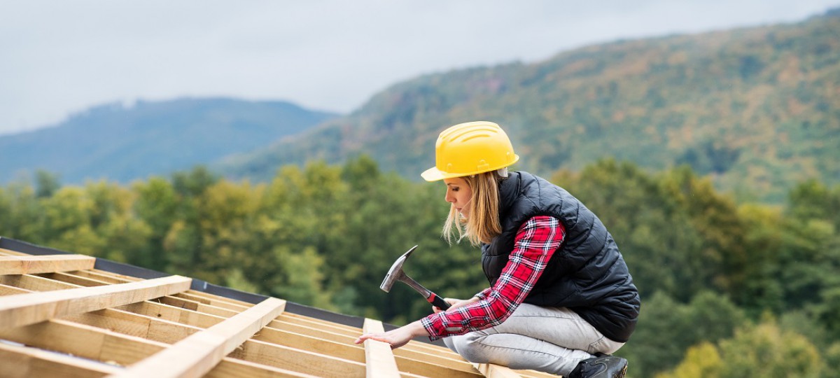 Une femme construit sa maison et devient propriétaire