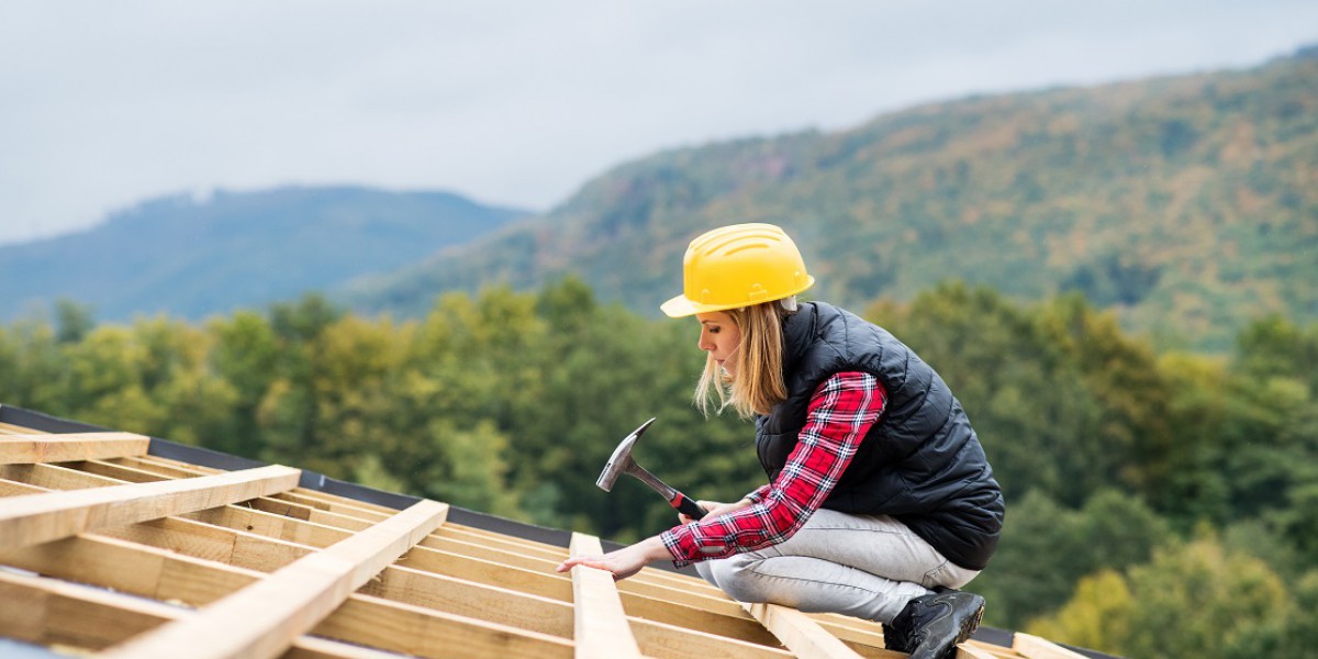 Une femme construit sa maison et devient propriétaire