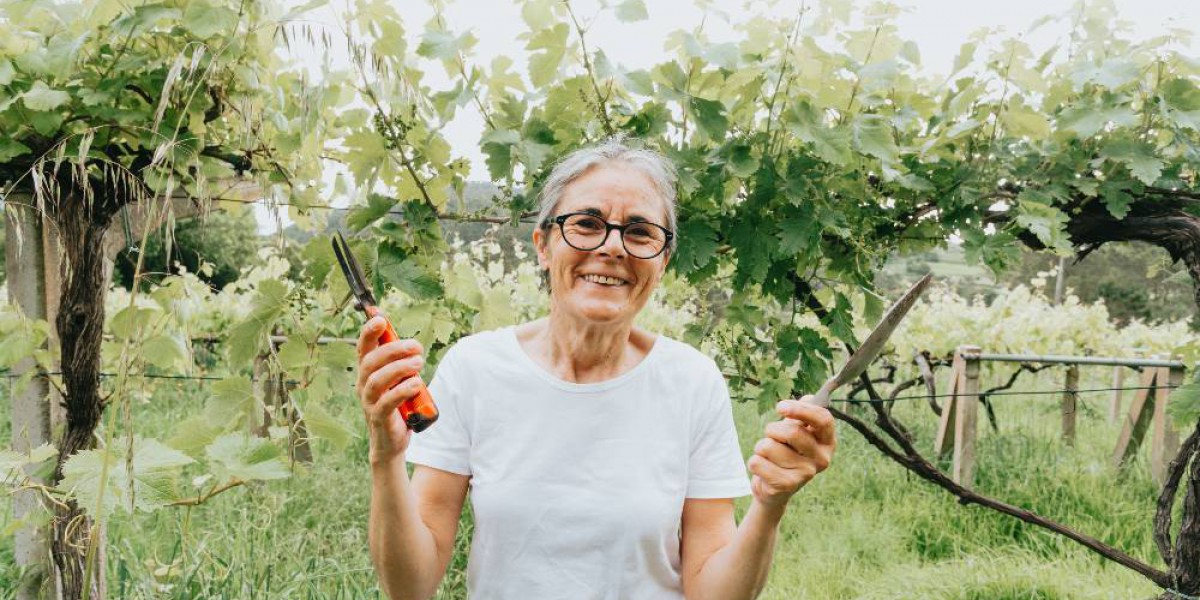 femme à la retraite qui jardine heureuse d'avoir découvert les avantages du rachat de crédits