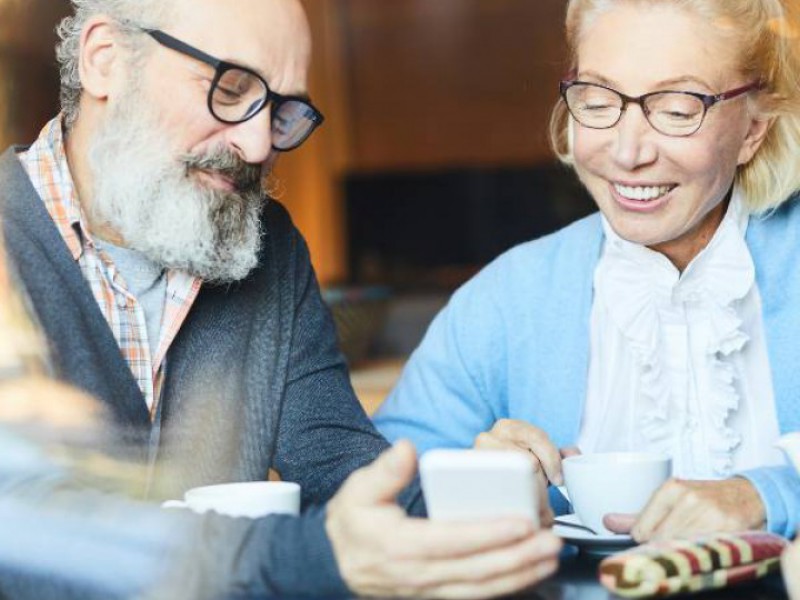 3 personnes d'environ 60 ans discutant d'investissement locatif