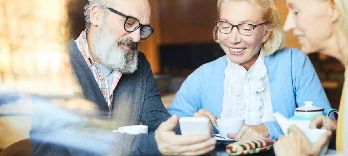 3 personnes d'environ 60 ans discutant d'investissement locatif