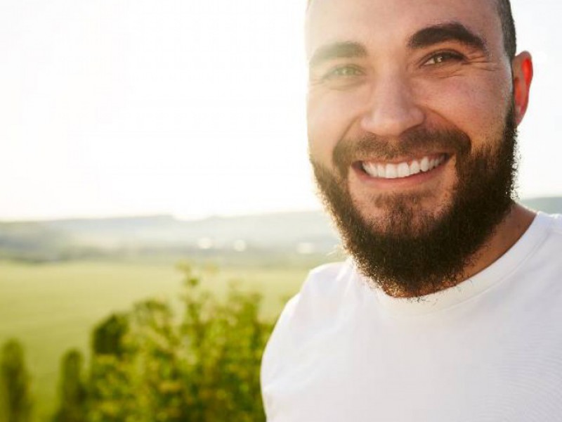 homme souriant après avoir fait un rachat de crédits de 30000 euros