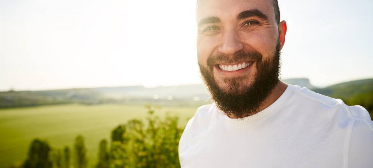 homme souriant après avoir fait un rachat de crédits de 30000 euros