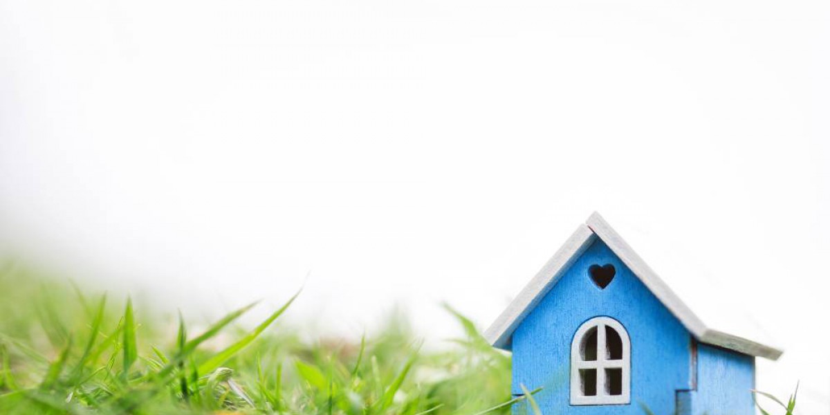 petite maison en bois dans l'herbe