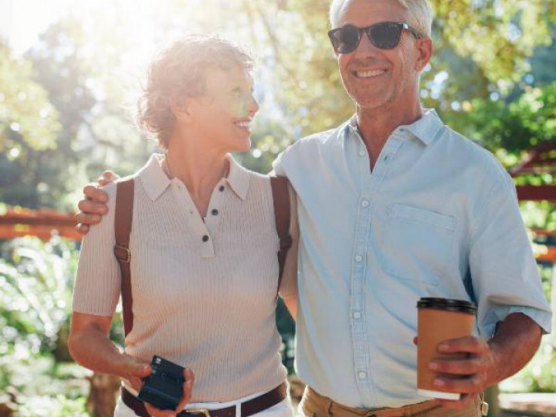 Couple en vacances grâce au rachat de crédits