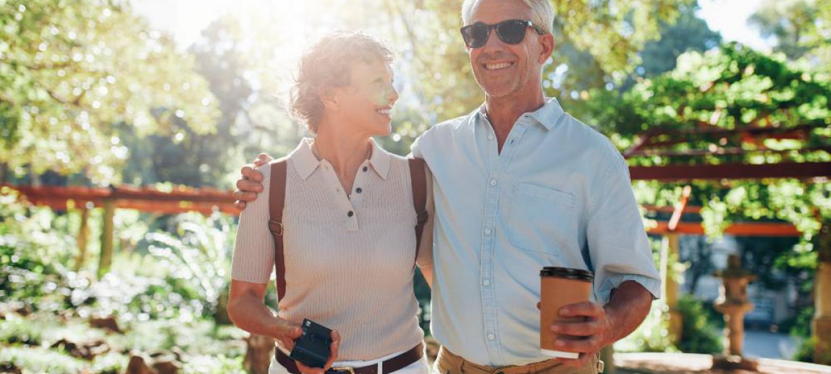 Couple en vacances grâce au rachat de crédits