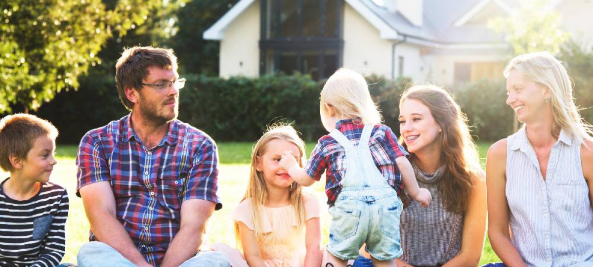 Famille heureuse dans son jardin après un rachat de crédits