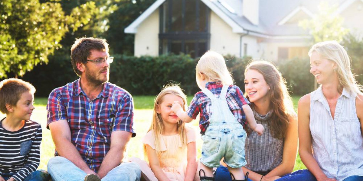 Famille heureuse dans son jardin après un rachat de crédits