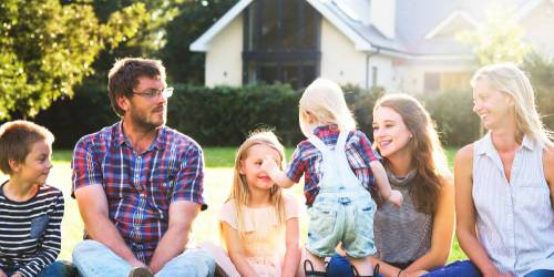 Famille heureuse dans son jardin après un rachat de crédits