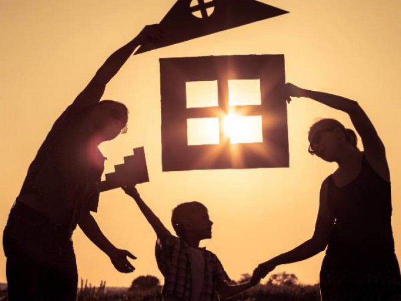 famille devant coucher de soleil