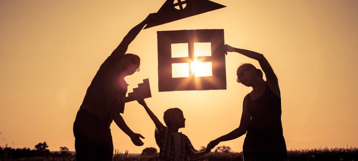 famille devant coucher de soleil