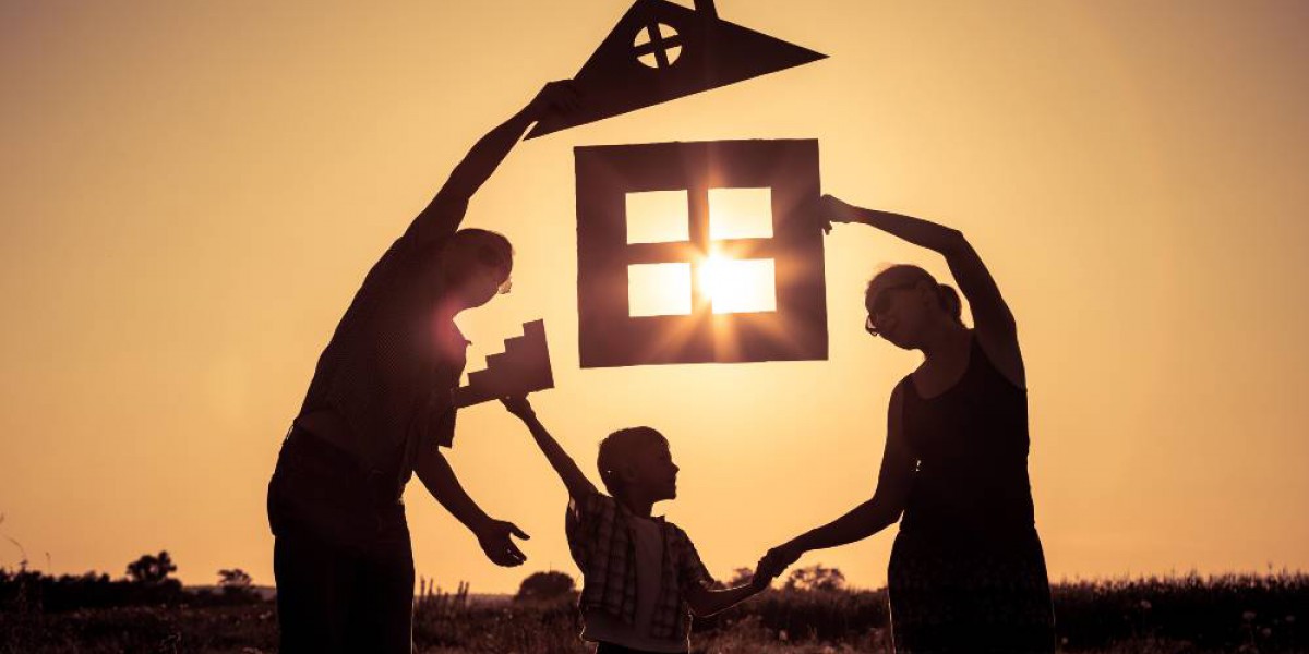 famille devant coucher de soleil