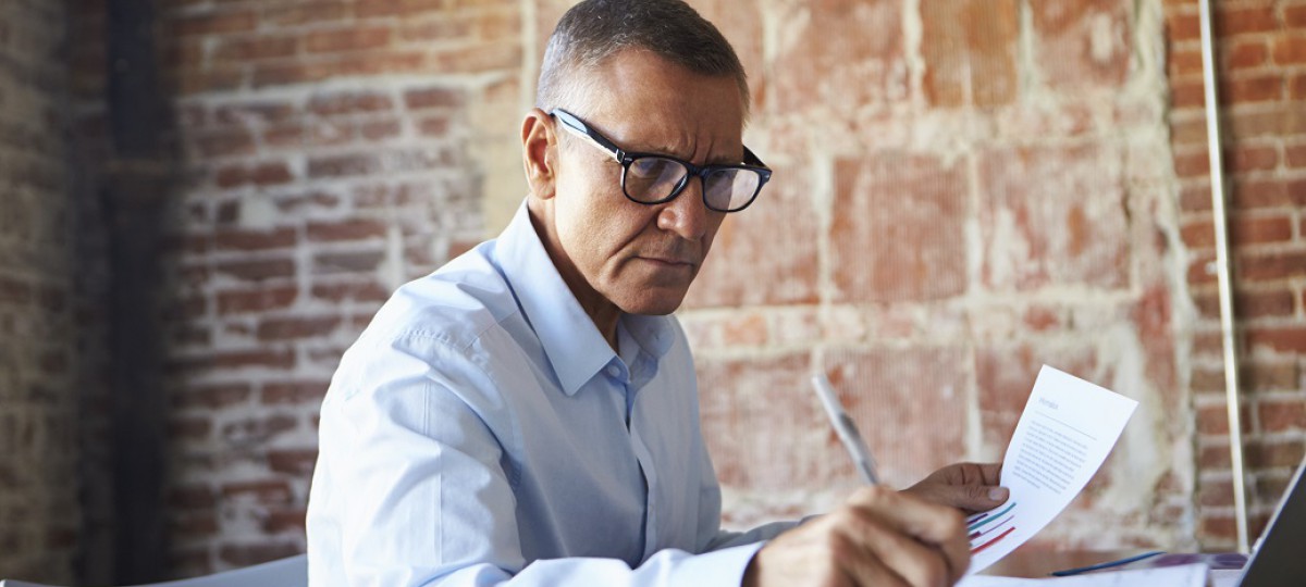 Un homme choisit quel organisme de rachat de crédits il va choisir