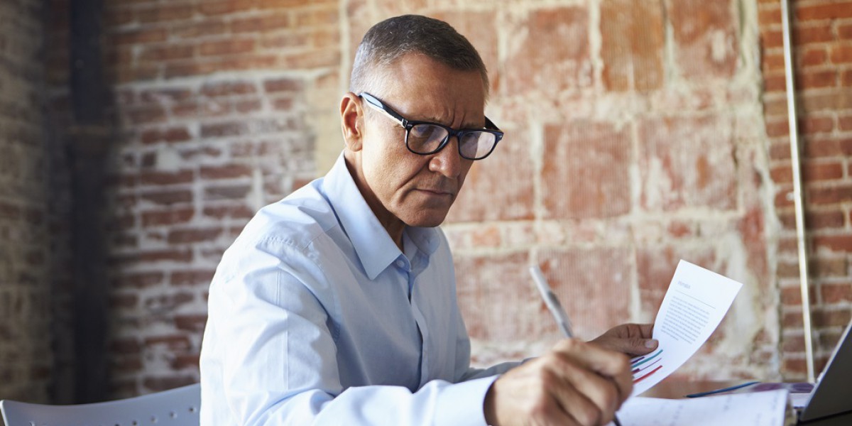 Un homme choisit quel organisme de rachat de crédits il va choisir