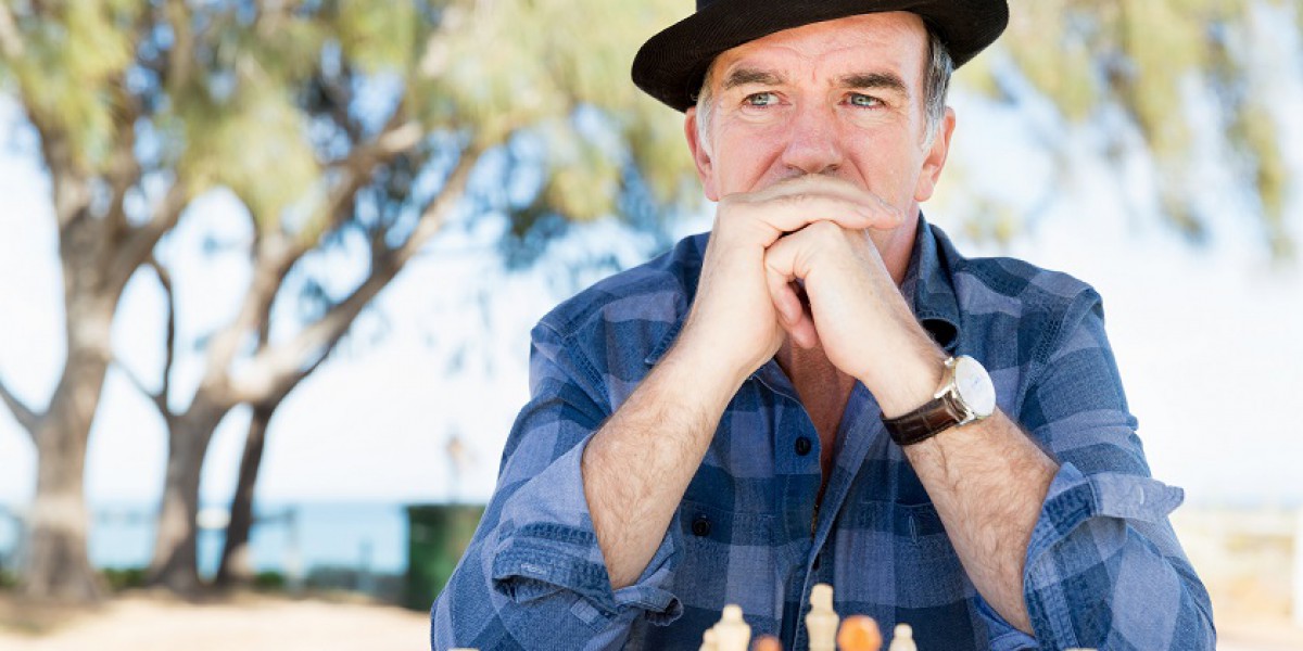 Un homme joue aux échecs et se demandent quelle est l'âge limite pour un rachat de crédits