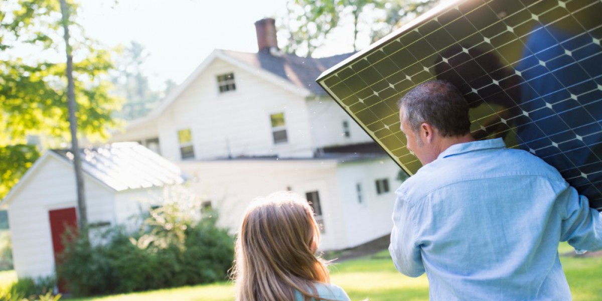Homme portant un panneau solaire à installer sur sa maison, une petite fille l'accompagne