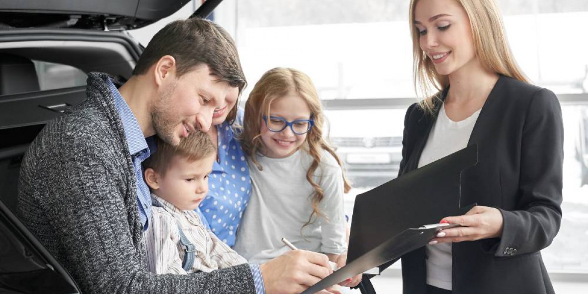 père célibataire, avec ses deux filles, signant l'achat d'une voiture avec la concessionnaire