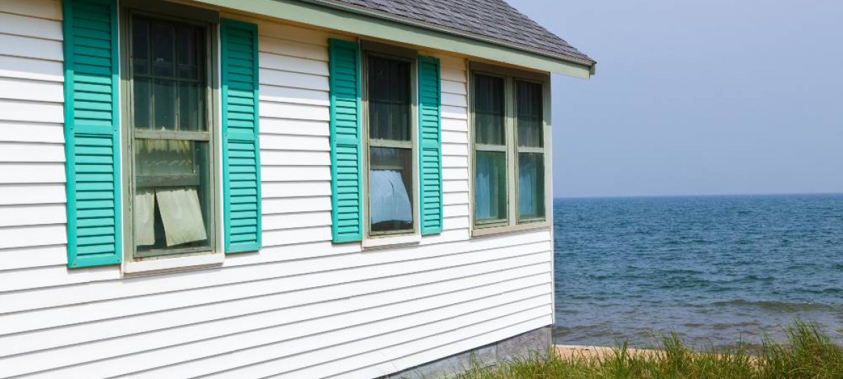 maison en bois au bord de la mer