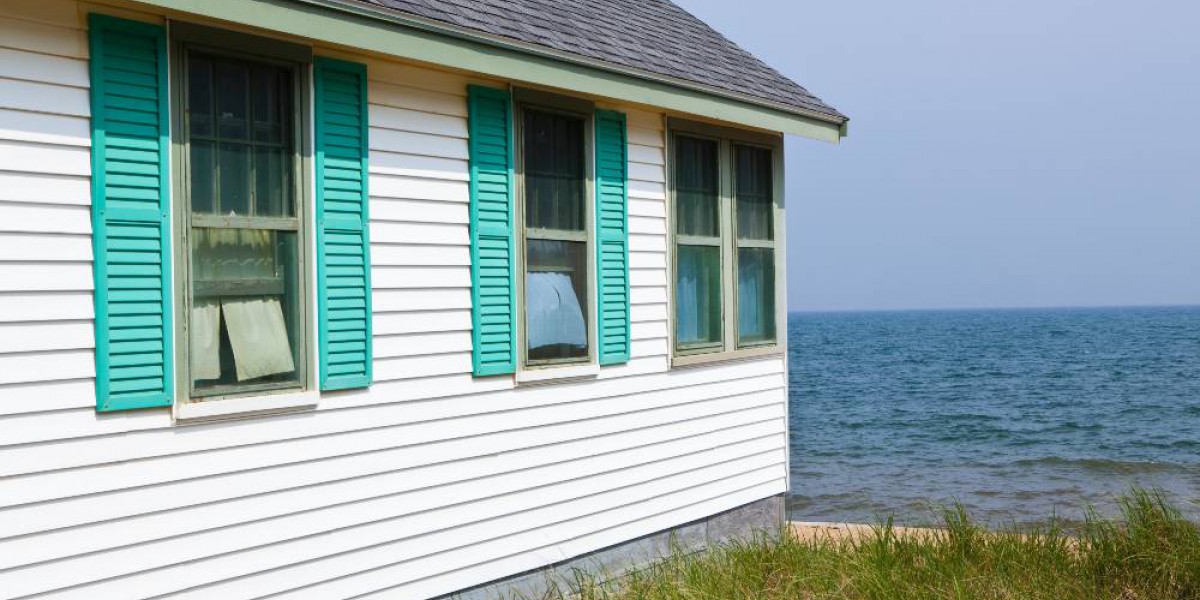 maison en bois au bord de la mer