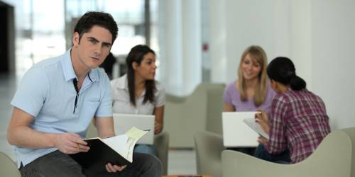 Pouvoir d’achat : les jeunes gagnent-ils vraiment moins que leurs parents ?