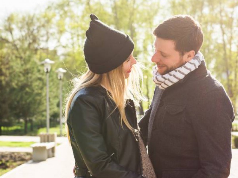 Couple dont femme enceinte heureux dans un parc