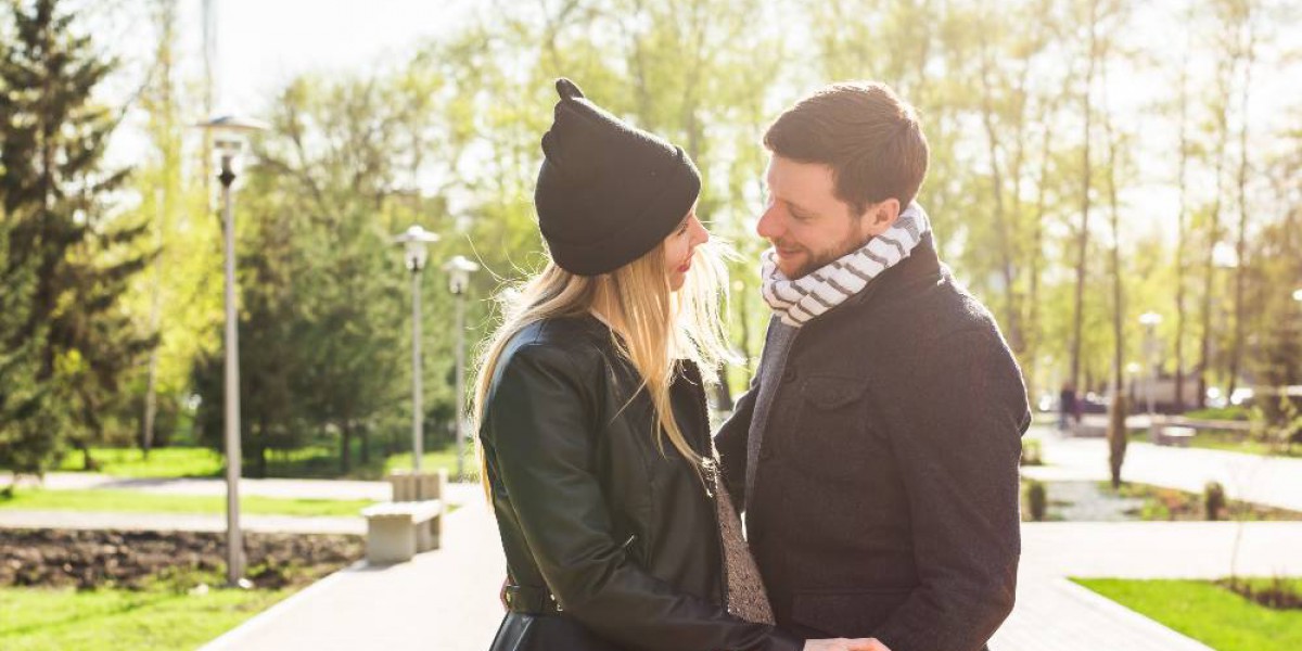 Couple dont femme enceinte heureux dans un parc