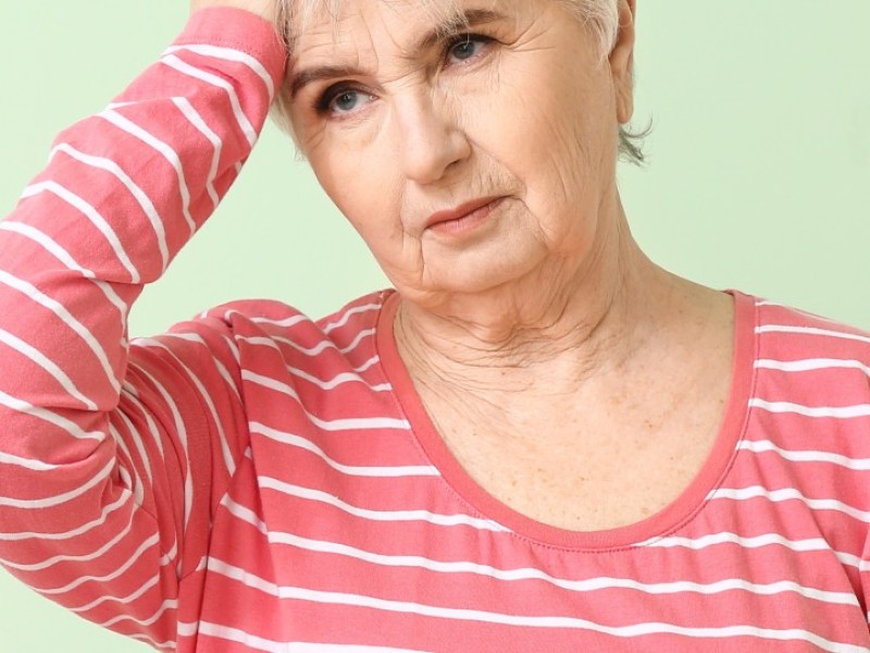personne pensive sur fond coloré uni