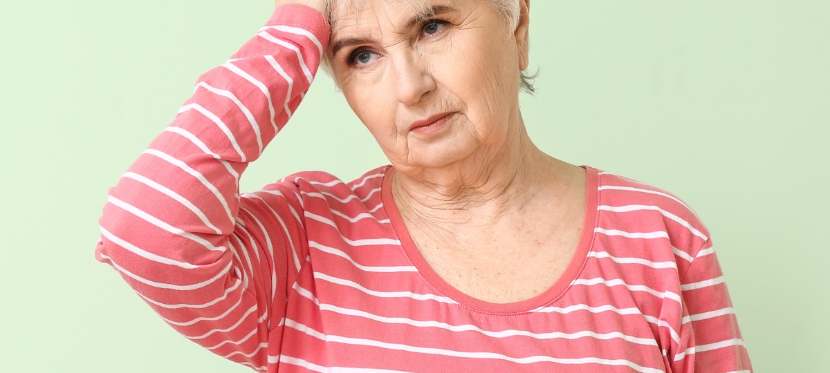 personne pensive sur fond coloré uni