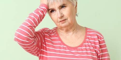personne pensive sur fond coloré uni