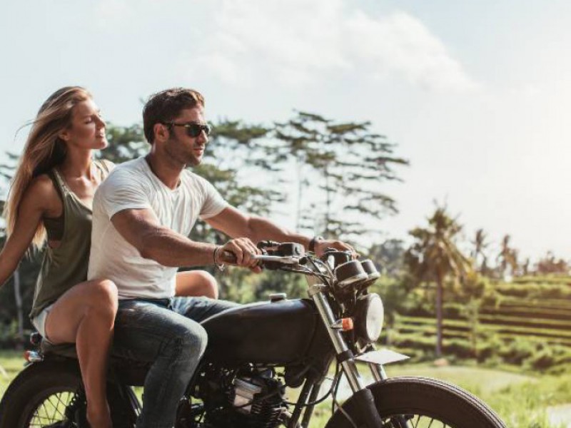 rêve d'un couple sur une nouvelle moto projet 2023