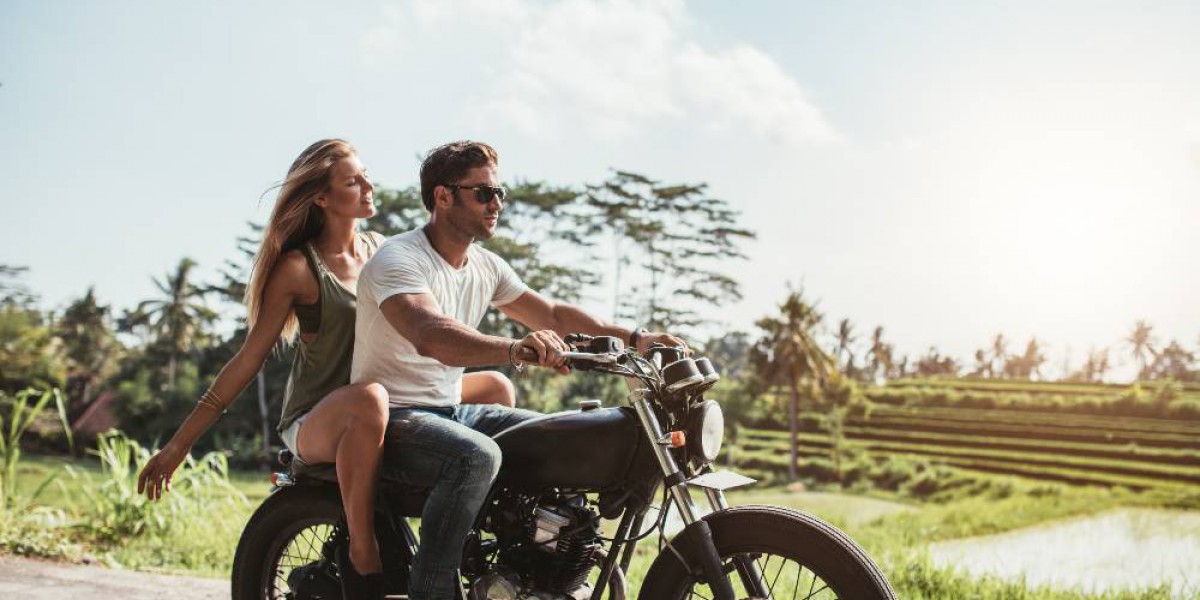 rêve d'un couple sur une nouvelle moto projet 2023