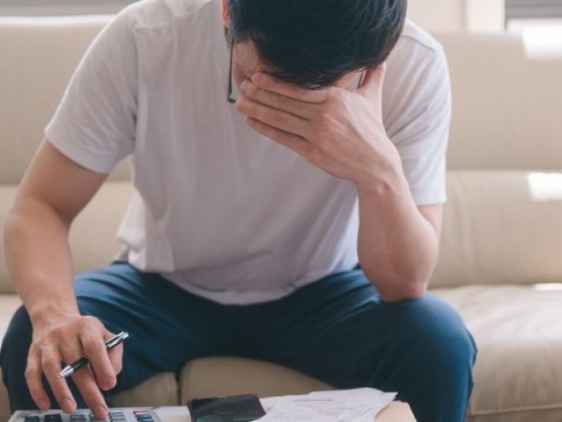 rac-impôts-solutions-mal-payer-personne-stressée